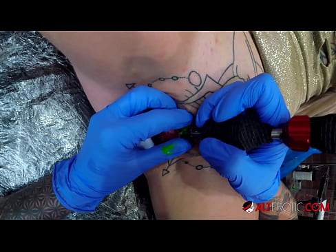 ❤️ E dashura jashtëzakonisht e bërë me tatuazhe, Sully Savage, bëri një tatuazh në klitorisin e saj ☑ Video anale tek ne sq.epicpornvideos-com.ru ☑